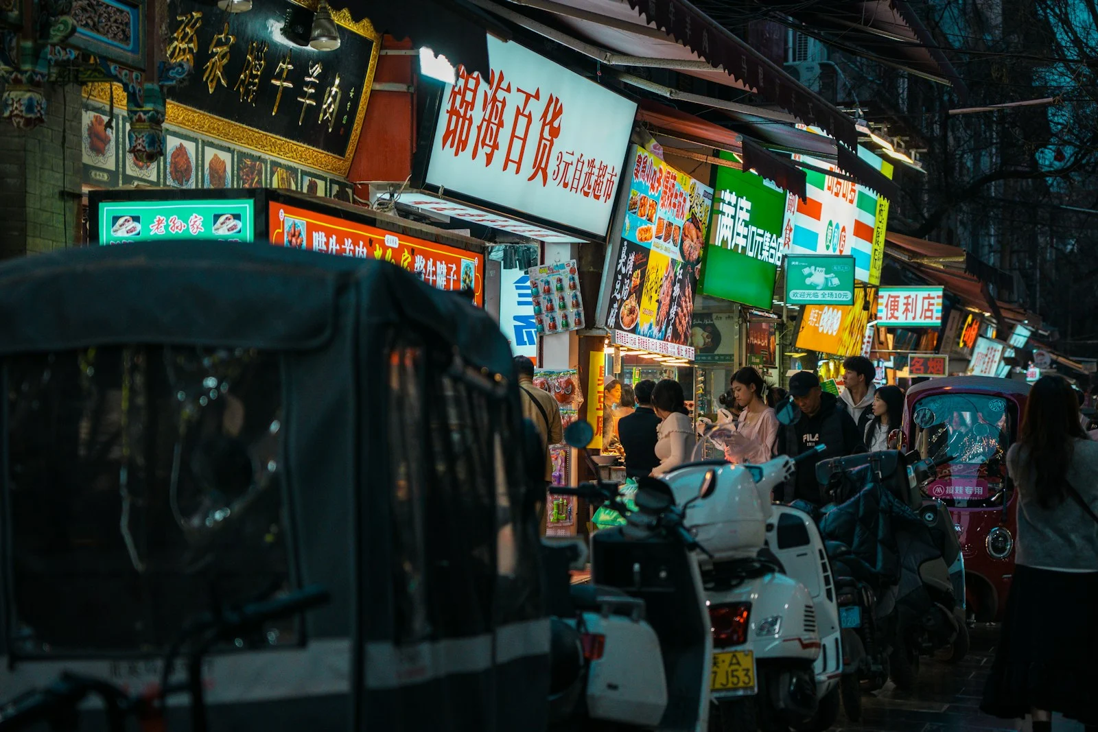 中国餐馆和夜市中的真实用餐场景