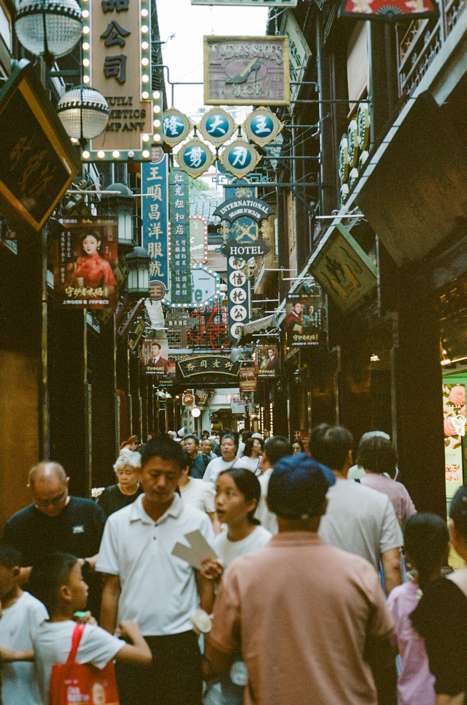 中国城市街道与旅行者视角